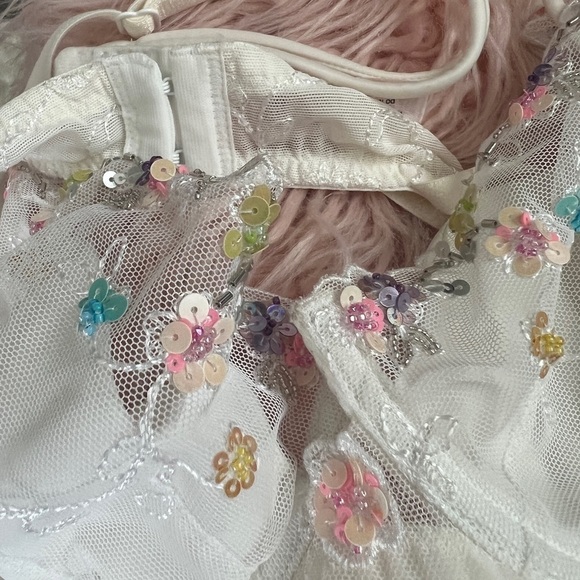 Victoria’s Secret Angels Sequin Embroidered Bra - Picture 5 of 5